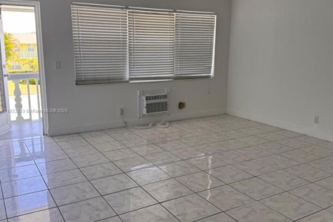 Condo in West Palm Beach, Florida, 1 bedroom  № 1871597 - photo 4