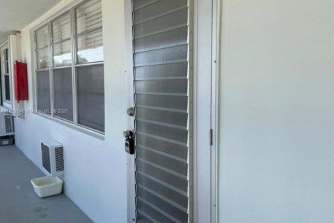 Condo in West Palm Beach, Florida, 1 bedroom  № 1871597 - photo 3