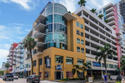 Condo in Tampa, Florida, 2 bedrooms  № 1609386 - photo 1
