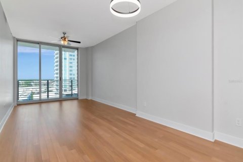 Condo in Tampa, Florida, 2 bedrooms  № 1609386 - photo 11