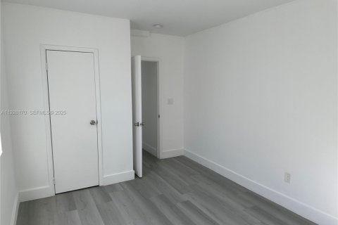 Снять в аренду квартиру в Майами, Флорида 1 спальня, 78.97м2, № 1988293 - фото 2