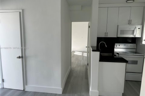 Снять в аренду квартиру в Майами, Флорида 1 спальня, 78.97м2, № 1988293 - фото 3