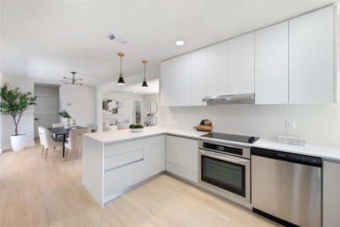 Снять в аренду виллу или дом в Майами-Шорс, Флорида 4 спальни, 174.93м2, № 1975510 - фото 23