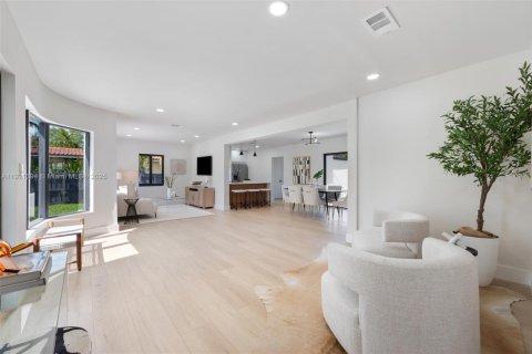 Снять в аренду виллу или дом в Майами-Шорс, Флорида 4 спальни, 174.93м2, № 1975510 - фото 27