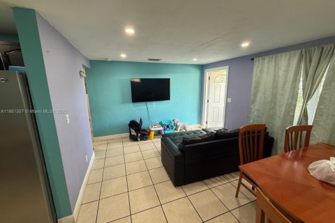 House in Oakland Park, Florida 2 bedrooms, 72.46 sq.m. № 1925092 - photo 11