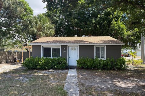 House in Oakland Park, Florida 2 bedrooms, 72.46 sq.m. № 1925092 - photo 1