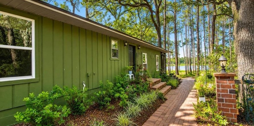 House in Melrose, Florida 2 bedrooms, 115.94 sq.m. № 2200698