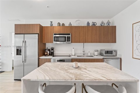 Condominio en alquiler en Miami, Florida, 2 dormitorios, 103.96 m2 № 2011011 - foto 3
