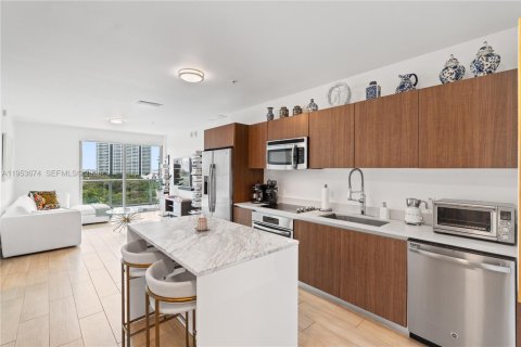 Condominio en alquiler en Miami, Florida, 2 dormitorios, 103.96 m2 № 2011011 - foto 2