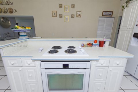 Casa en venta en Miami, Florida, 4 dormitorios, 196.21 m2 № 1960613 - foto 12
