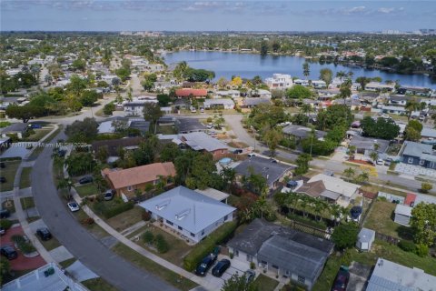 Casa en venta en Miami, Florida, 4 dormitorios, 196.21 m2 № 1960613 - foto 3