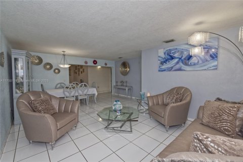 Casa en venta en Miami, Florida, 4 dormitorios, 196.21 m2 № 1960613 - foto 18