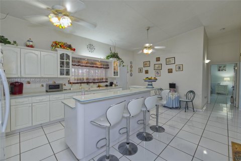 Casa en venta en Miami, Florida, 4 dormitorios, 196.21 m2 № 1960613 - foto 14