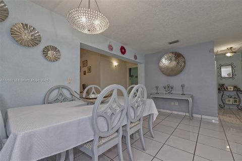 Casa en venta en Miami, Florida, 4 dormitorios, 196.21 m2 № 1960613 - foto 20