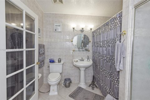Casa en venta en Miami, Florida, 4 dormitorios, 196.21 m2 № 1960613 - foto 29