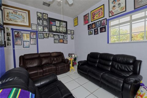 Casa en venta en Miami, Florida, 4 dormitorios, 196.21 m2 № 1960613 - foto 21