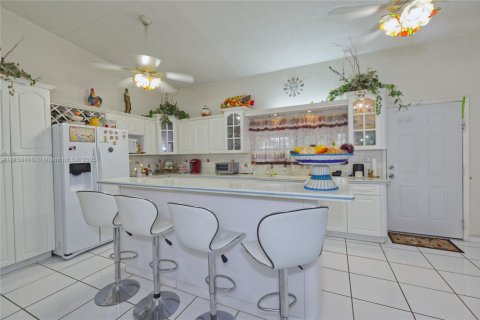Casa en venta en Miami, Florida, 4 dormitorios, 196.21 m2 № 1960613 - foto 13