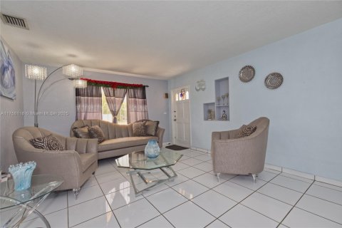Casa en venta en Miami, Florida, 4 dormitorios, 196.21 m2 № 1960613 - foto 17