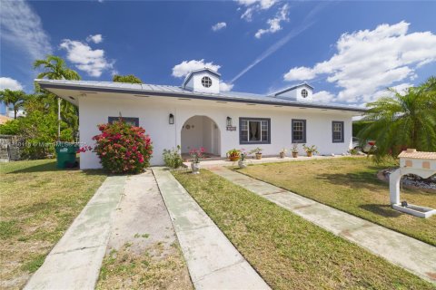 Casa en venta en Miami, Florida, 4 dormitorios, 196.21 m2 № 1960613 - foto 9