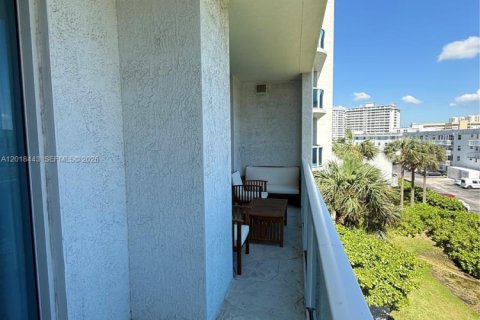 Copropriété à vendre à Hallandale Beach, Floride: 1 chambre, 92.44 m2 № 2256570 - photo 17