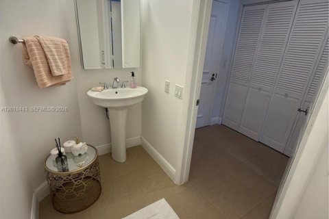 Copropriété à vendre à Hallandale Beach, Floride: 1 chambre, 92.44 m2 № 2256570 - photo 16