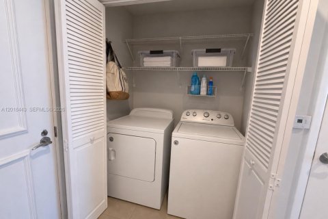 Copropriété à vendre à Hallandale Beach, Floride: 1 chambre, 92.44 m2 № 2256570 - photo 15