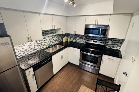 Condo in Sunny Isles Beach, Florida, 1 bedroom  № 1994809 - photo 1