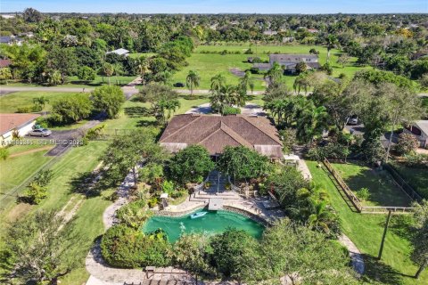 House in Homestead, Florida 4 bedrooms, 224.08 sq.m. № 2186351