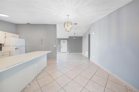 Villa ou maison à louer à Miami, Floride: 3 chambres, 178.47 m2 № 1999176 - photo 11