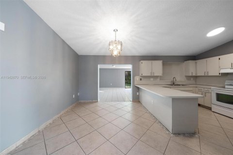 Villa ou maison à louer à Miami, Floride: 3 chambres, 178.47 m2 № 1999176 - photo 13