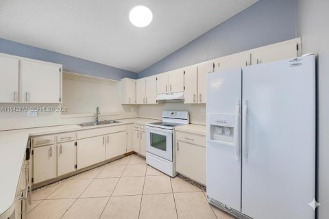 Villa ou maison à louer à Miami, Floride: 3 chambres, 178.47 m2 № 1999176 - photo 14