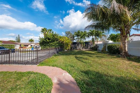 Villa ou maison à louer à Miami, Floride: 3 chambres, 178.47 m2 № 1999176 - photo 3