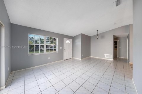 Villa ou maison à louer à Miami, Floride: 3 chambres, 178.47 m2 № 1999176 - photo 9