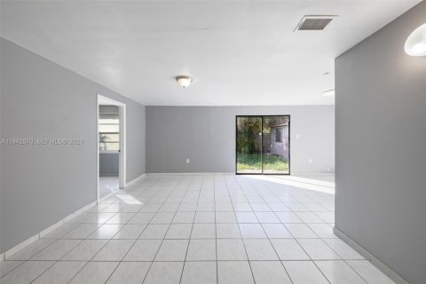 Villa ou maison à louer à Miami, Floride: 3 chambres, 178.47 m2 № 1999176 - photo 17