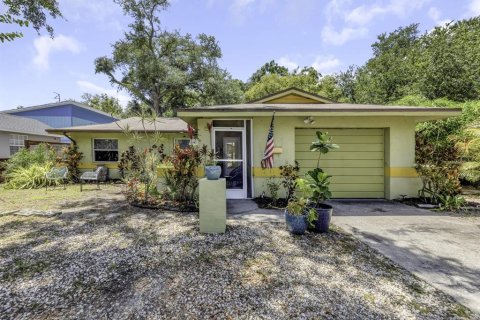 House in Clearwater, Florida 3 bedrooms, 127.74 sq.m. № 2225140