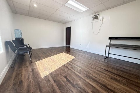 Immobilier commercial à louer à Gainesville, Floride № 2390894 - photo 2