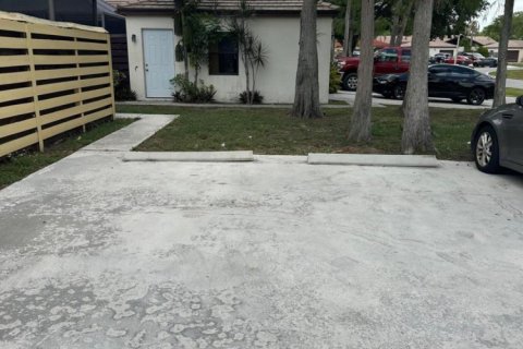 House in Wellington, Florida 3 bedrooms, 128.76 sq.m. № 1142430 - photo 1