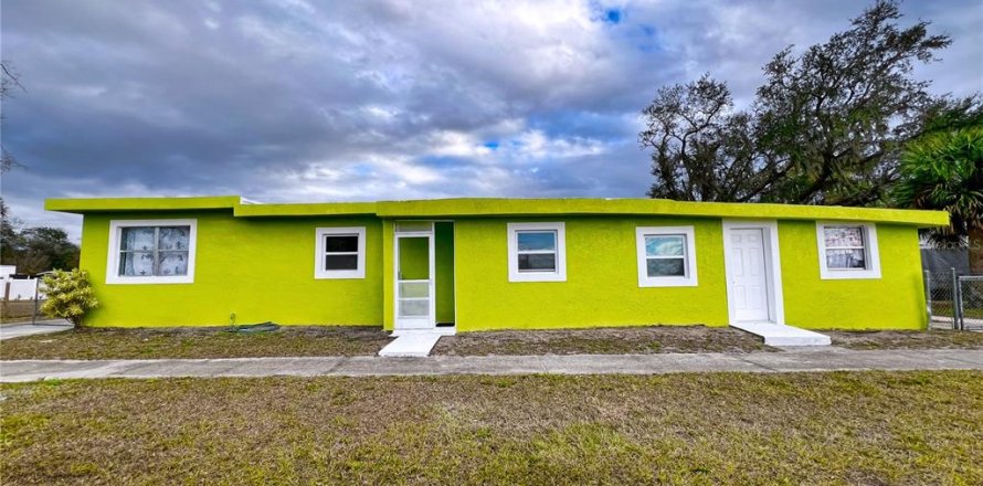 Commercial property in Arcadia, Florida 4 bedrooms, 166.85 sq.m. № 1546212
