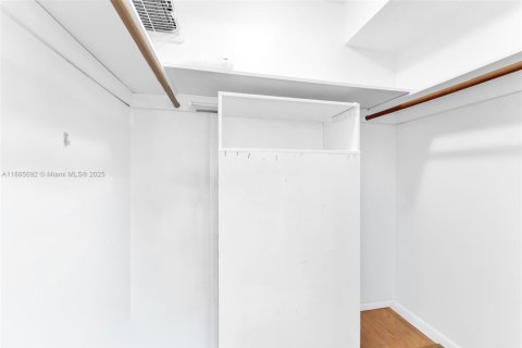 Снять в аренду кондоминиум в Лодердейл-Лейкс, Флорида 1 спальня, 63.55м2, № 1950740 - фото 11