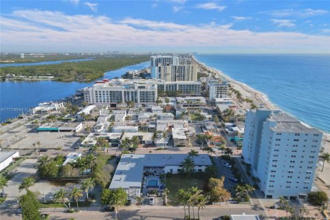 Condo in Hollywood, Florida, 1 bedroom  № 1940580 - photo 2