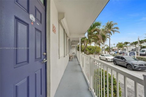 Condo in Hollywood, Florida, 1 bedroom  № 1940580 - photo 21