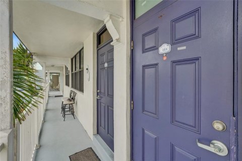 Condo in Hollywood, Florida, 1 bedroom  № 1940580 - photo 22