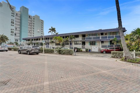 Condo in Hollywood, Florida, 1 bedroom  № 1940580 - photo 17