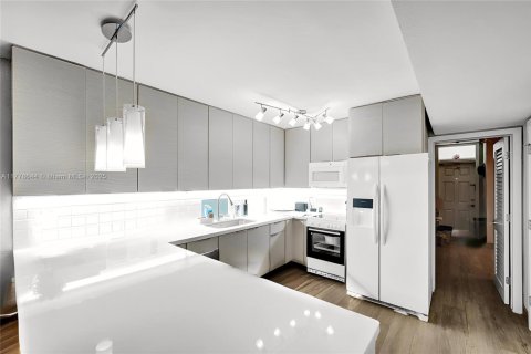 Condo in Hollywood, Florida, 1 bedroom  № 1940580 - photo 3