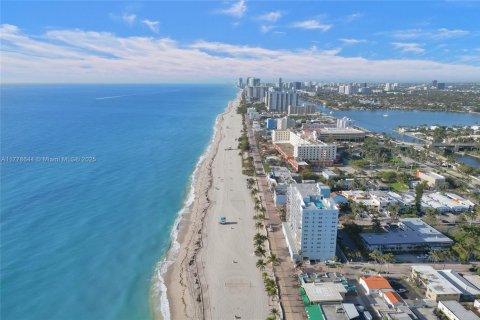 Condo in Hollywood, Florida, 1 bedroom  № 1940580 - photo 14
