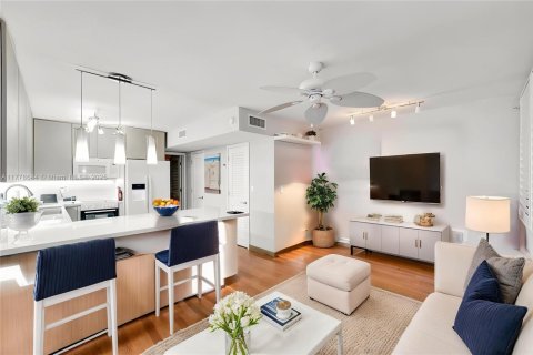 Condo in Hollywood, Florida, 1 bedroom  № 1940580 - photo 1