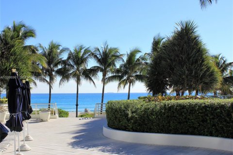 Condo in Miami Beach, Florida, 2 bedrooms  № 2029060 - photo 25