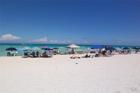 Condo in Miami Beach, Florida, 2 bedrooms  № 2029060 - photo 30