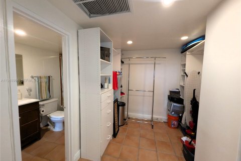 Condo in Miami Beach, Florida, 2 bedrooms  № 2029060 - photo 18