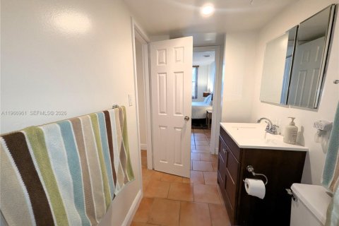 Condo in Miami Beach, Florida, 2 bedrooms  № 2029060 - photo 17